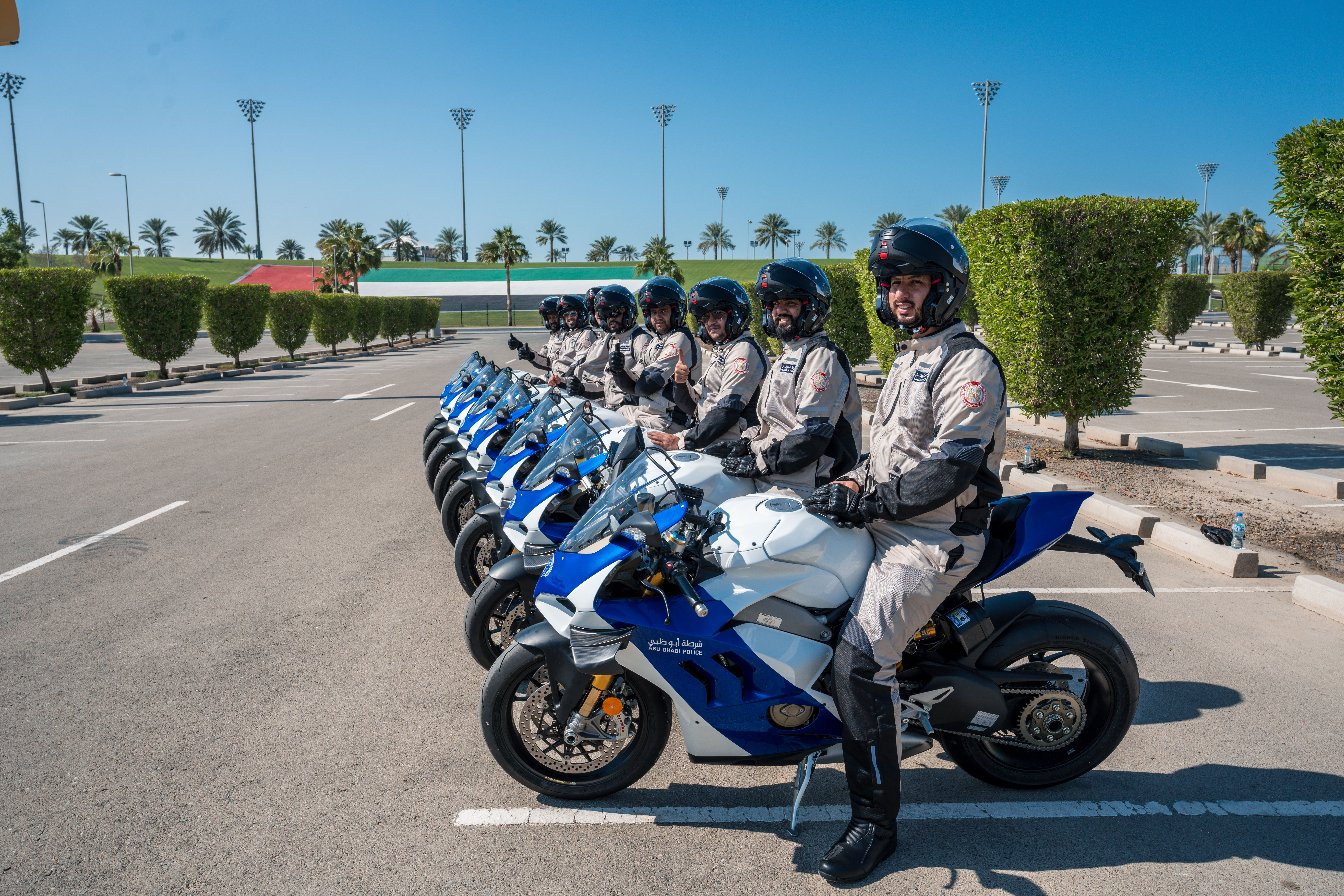 دوكاتي تتعاون مع شرطة أبوظبي عبر توريد 12 دراجة رياضية من طراز Panigale V4 R