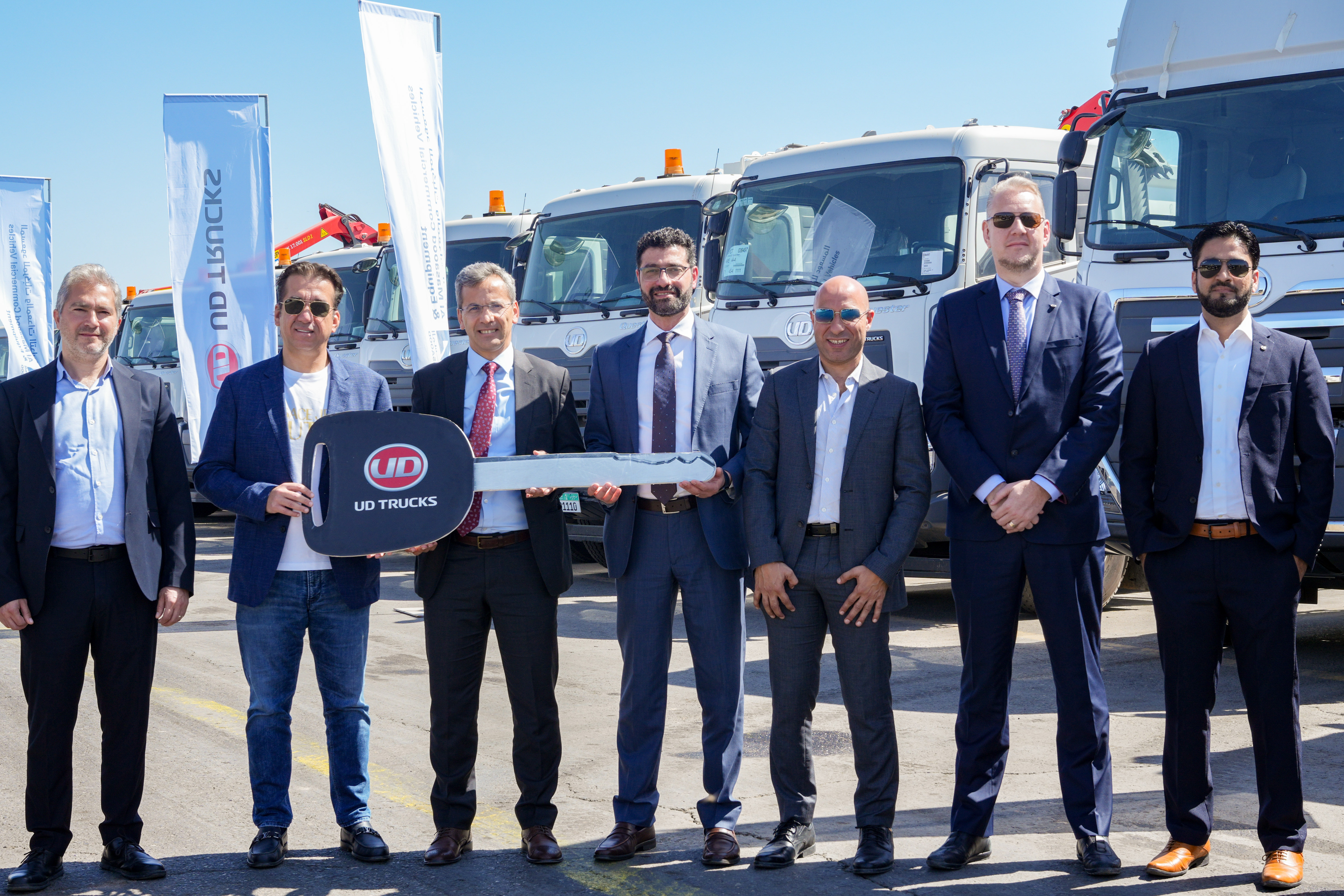 "المسعود للمركبات والمعدات التجارية و"لافاجيت" تتعاونان في تعزيز جهود إدارة النفايات في العين بـ 134 شاحنة "UD Trucks"